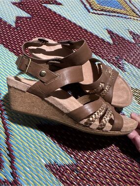 Ugg brown and gold leather open toe wedge sandal Size 6.5